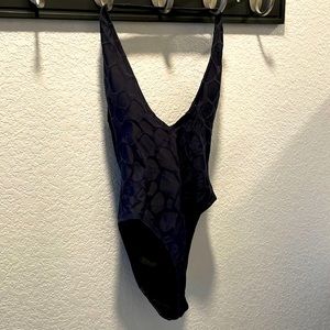 Mono B Low cut halter womens one piece bathing suit black textured Sz Medium☀️